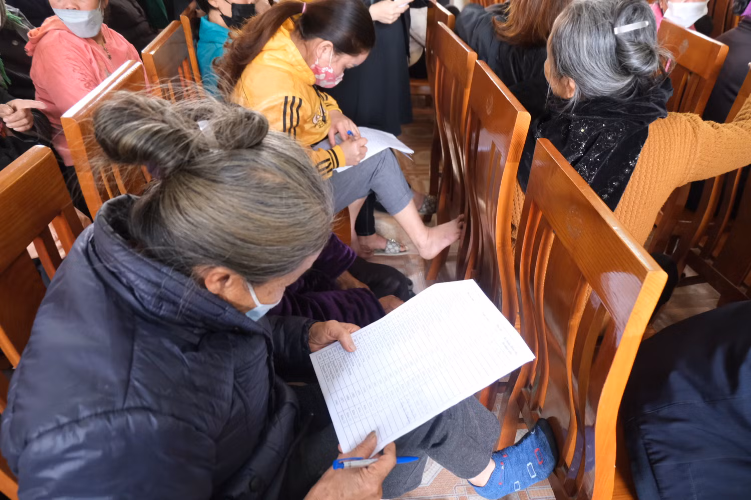 Bà con rà soát lại đúng tên tuổi, chỗ ở để nhận quà. Bà con rà soát lại đúng tên tuổi, chỗ ở để nhận quà.
