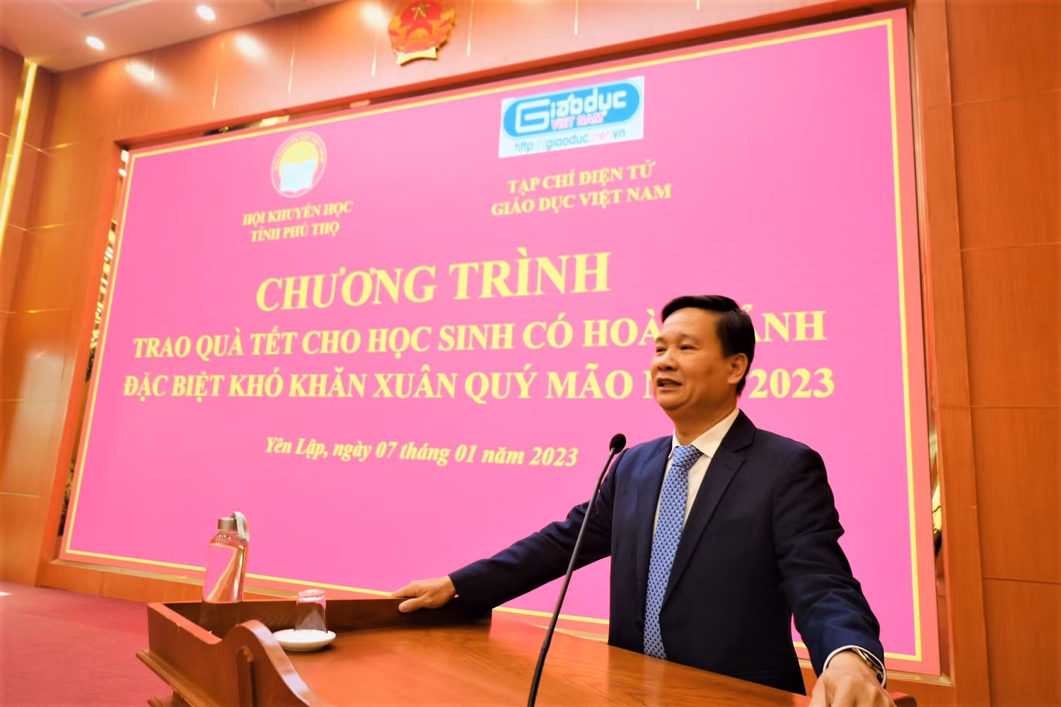 Nhà báo Nguyễn Tiến Bình - Phó Chủ tịch Hiệp hội Các trường đại học, cao đẳng Việt Nam, Tổng Biên tập Tạp chí điện tử Giáo dục Việt Nam phát biểu tại buổi trao quà ở huyện Yên Lập. Nhà báo Nguyễn Tiến Bình - Phó Chủ tịch Hiệp hội Các trường đại học, cao đẳng Việt Nam, Tổng Biên tập Tạp chí điện tử Giáo dục Việt Nam phát biểu tại buổi trao quà ở huyện Yên Lập.