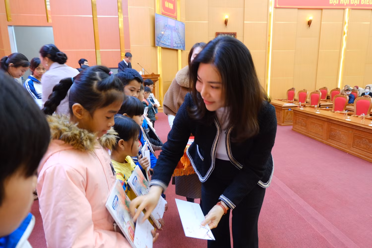 Mỗi món quà không chỉ là vật chất mà còn chứa đựng tình cảm của cán bộ, nhân viên Tạp chí điện tử Giáo dục Việt Nam, các nhà hảo tâm gửi đến các em học sinh nghèo hiếu học. Mỗi món quà không chỉ là vật chất mà còn chứa đựng tình cảm của cán bộ, nhân viên Tạp chí điện tử Giáo dục Việt Nam, các nhà hảo tâm gửi đến các em học sinh nghèo hiếu học.