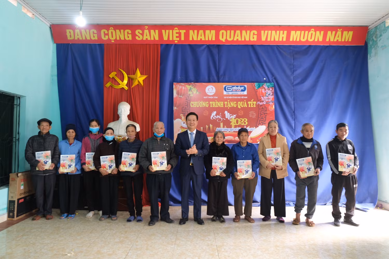 Bà con nhân dân phấn khởi khi được nhận quà Tết từ Tổng Biên tập Tạp chí điện tử Giáo dục Việt Nam. Ảnh: LC