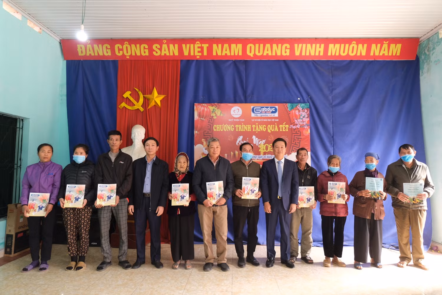 Phó Chủ tịch Hiệp hội Các trường đại học, cao đẳng Việt Nam, Tổng Biên tập Tạp chí điện tử Giáo dục Việt Nam - Nguyễn Tiến Bình cùng lãnh đạo địa phương trao quà tết cho bà con nhân dân xã Hoàng Cương. Ảnh: LC