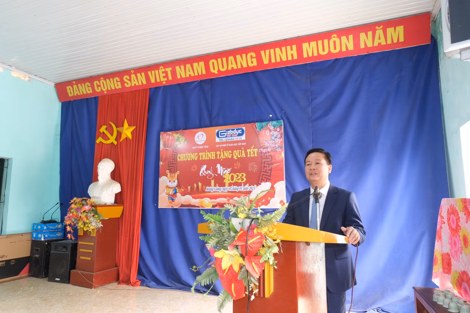 Nhà báo Nguyễn Tiến Bình - Phó Chủ tịch Hiệp hội Các trường đại học, cao đẳng Việt Nam, Tổng Biên tập Tạp chí điện tử Giáo dục Việt Nam gửi lời thăm hỏi động viên đến các hộ nghèo, các gia đình hoàn cảnh khó khăn trên địa bàn huyện Thanh Ba. Ảnh: LC