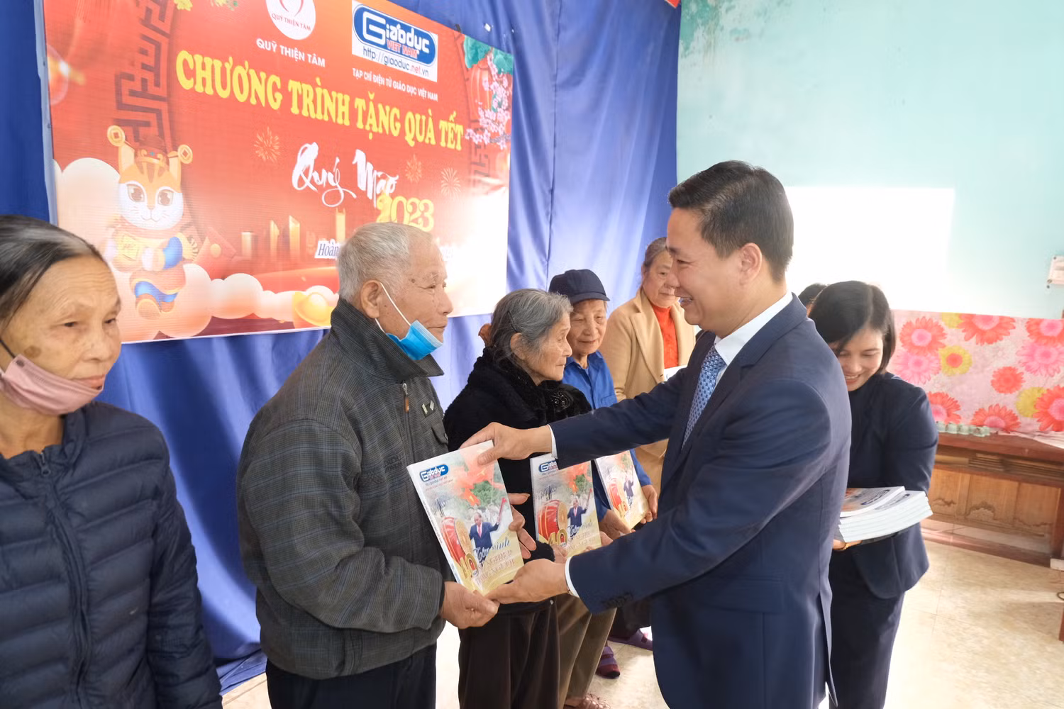 Ông Nhạc Trung Kỳ xúc động trước tình cảm của Tạp chí điện tử Giáo dục Việt Nam, Quỹ Thiện Tâm dành cho bà con nhân dân còn khó khăn