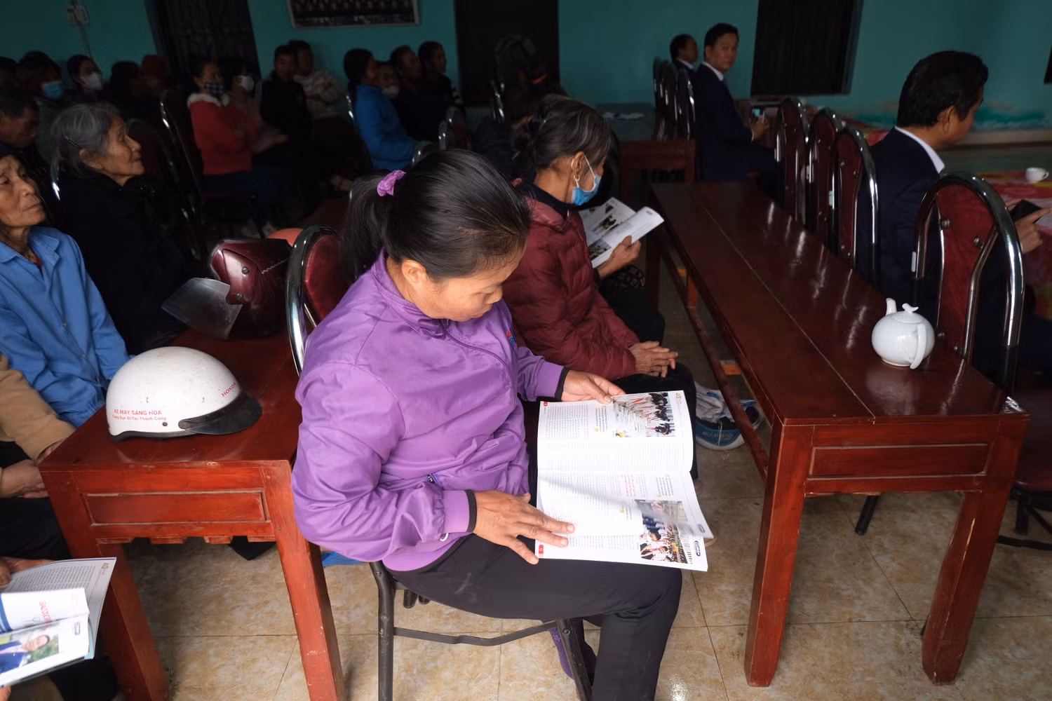Bà con nhân dân xã Hoàng Cương chăm chú đọc ấn phẩm đặc biệt của Tạp chí điện tử Giáo dục Việt Nam.