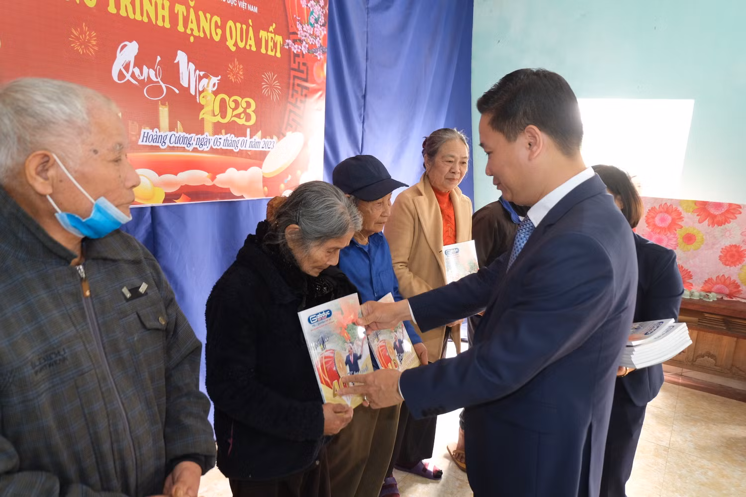 Mỗi phần quà đều có ý nghĩa động viên để bà con nhân dân có động lực vượt lên hoàn cảnh