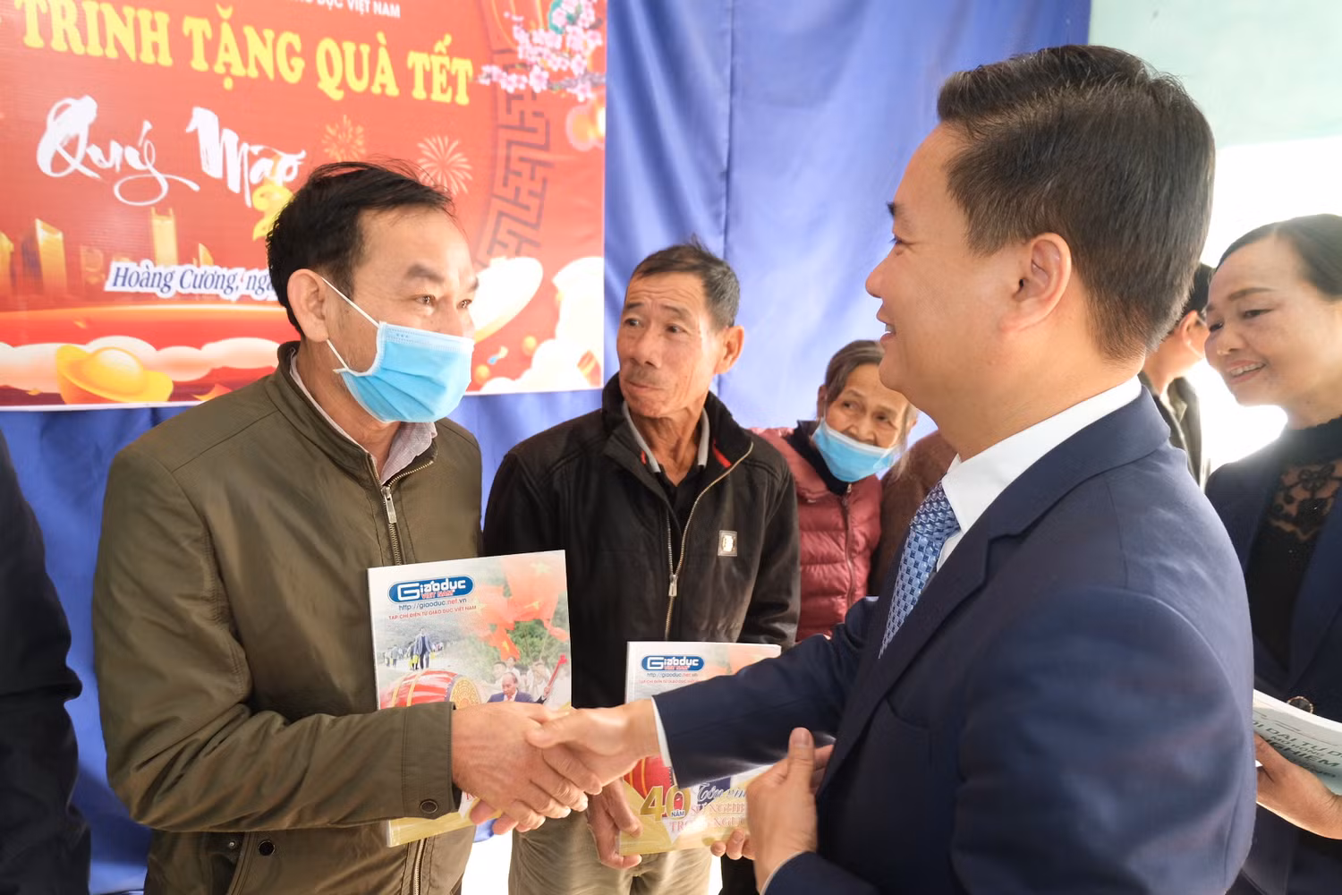 Những lời động viên kịp thời của Tổng Biên tập Nguyễn Tiến Bình đã thêm phần ấm áp cho bà con nhân dân trong diện hộ nghèo trong dịp Tết đến, Xuân về.