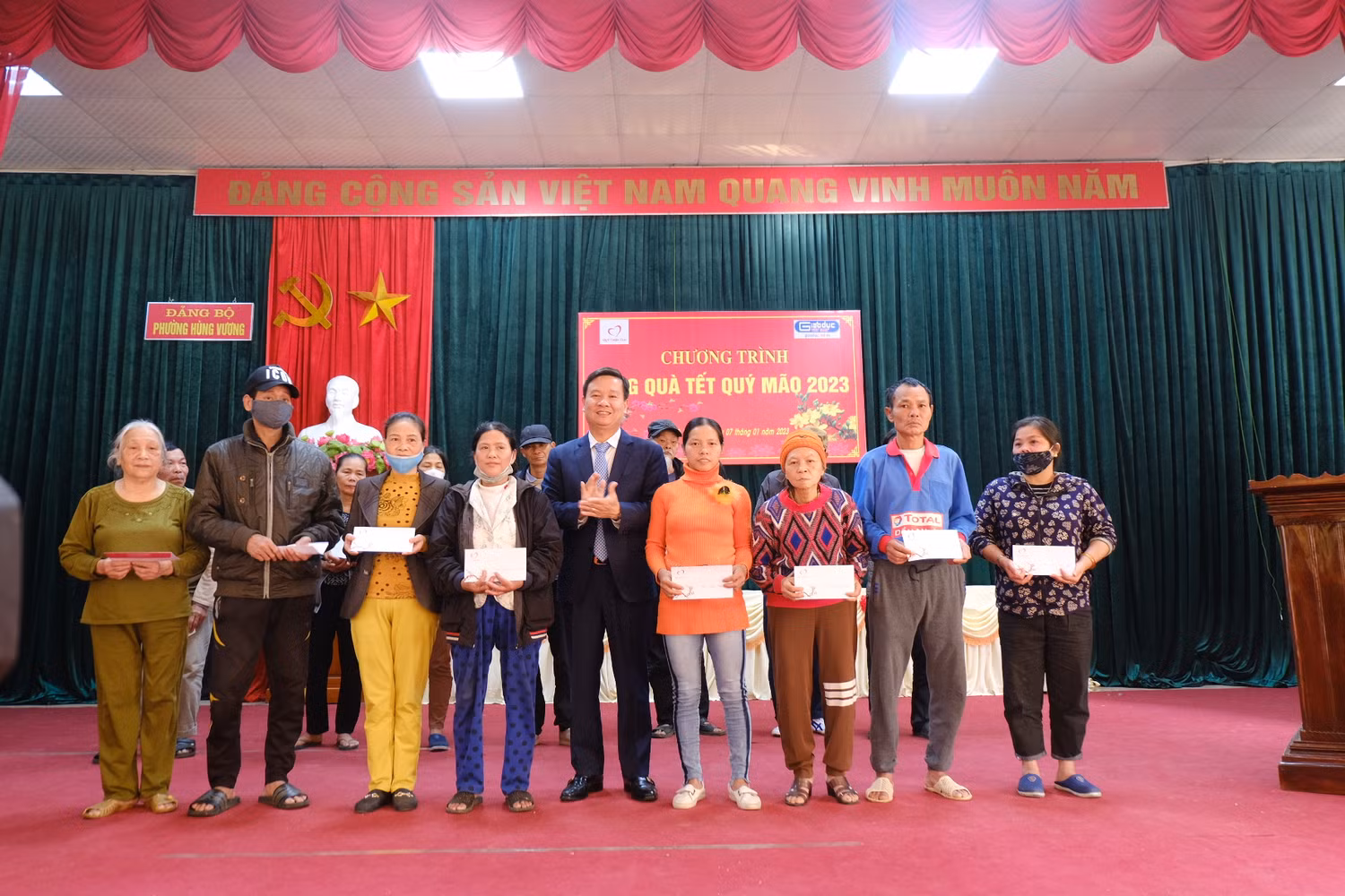 Số tiền tuy chưa lớn nhưng đã giúp người nghèo có thêm động lực vươn lên trong cuộc sống. Số tiền tuy chưa lớn nhưng đã giúp người nghèo có thêm động lực vươn lên trong cuộc sống.