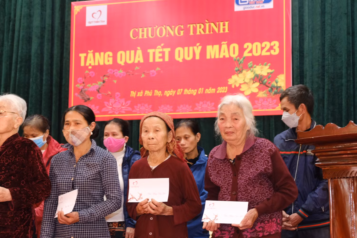 Chút quà ấm áp khi Tết đến, Xuân về với những gia đình còn khó khăn ở Thị xã Phú Thọ. Chút quà ấm áp khi Tết đến, Xuân về với những gia đình còn khó khăn ở Thị xã Phú Thọ.