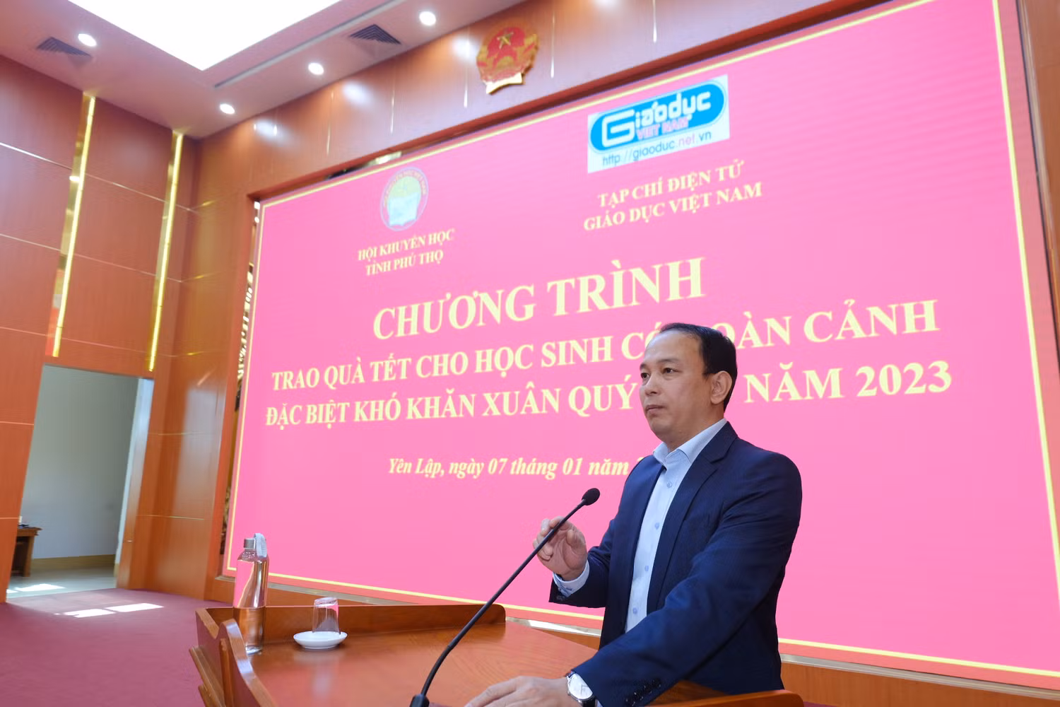 Ông Hà Tuấn Hải - Trưởng phòng Giáo dục và Đào tạo huyện Yên Lập gửi lời cảm ơn đến Tạp chí điện tử Giáo dục Việt Nam, các nhà hảo tâm khi đã có những phần quà động viên kịp thời các em học sinh có hoàn cảnh đặc biệt khó khăn trong dịp Tết Nguyên đán. Ông Hà Tuấn Hải - Trưởng phòng Giáo dục và Đào tạo huyện Yên Lập gửi lời cảm ơn đến Tạp chí điện tử Giáo dục Việt Nam, các nhà hảo tâm khi đã có những phần quà động viên kịp thời các em học sinh có hoàn cảnh đặc biệt khó khăn trong dịp Tết Nguyên đán.