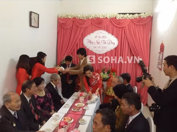 Hình ảnh ăn hỏi của GS. Cù Trọng Xoay. Hình ảnh ăn hỏi của GS. Cù Trọng Xoay.