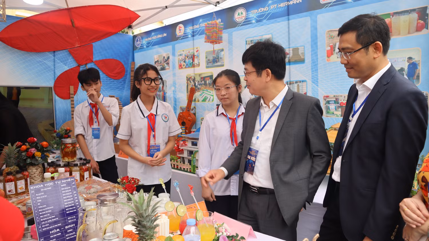 Lãnh đạo Bộ Giáo dục và Đào tạo, Sở Giáo dục và Đào tạo Hải Phòng tham quan các gian hàng STEM (Ảnh: LT)
