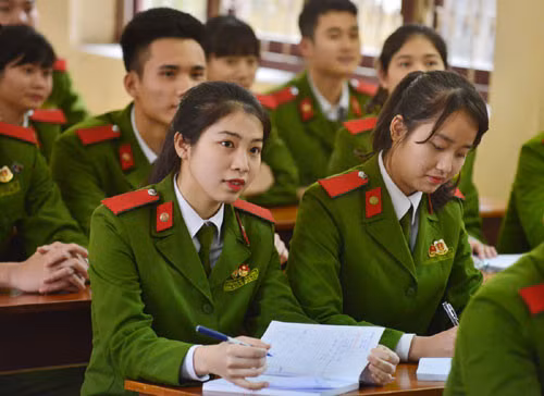 Các quân nhân; sĩ quan, hạ sĩ quan, chiến sĩ nghĩa vụ trong công an nhân dân được cử đi dự thi nếu đóng quân từ 18 tháng trở lên tại khu vực nào thì hưởng ưu tiên theo khu vực đó hoặc theo hộ khẩu thường trú trước khi nhập ngũ, tùy theo khu vực nào có mức ưu tiên cao hơn. (Ảnh minh họa trên giaoduc.net.vn)
