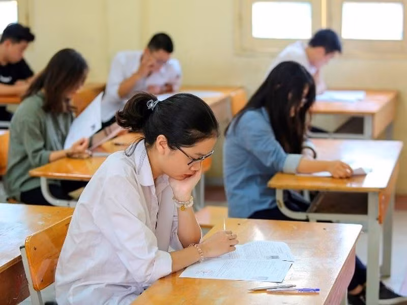 Theo Tiến sĩ Lê Viết Khuyến, kỳ thi trung học phổ thông quốc gia cần tiếp tục phân cấp về cho địa phương tổ chức (bao gồm cả khâu coi thi) nhằm giảm tốn kém cho xã hội. (Ảnh minh họa: TTXVN)