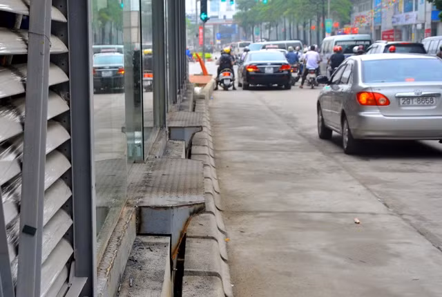 Cốt nền nhà chờ được tôn cao, tạo độ bằng phẳng với sàn xe buýt giúp hành khách tiếp cận dễ dàng hơn so với xe buýt truyền thống. Đặc biệt, lối lên xuống nhà chờ cũng được thiết kế để hỗ trợ người tàn tật, khiếm thị. Cốt nền nhà chờ được tôn cao, tạo độ bằng phẳng với sàn xe buýt giúp hành khách tiếp cận dễ dàng hơn so với xe buýt truyền thống. Đặc biệt, lối lên xuống nhà chờ cũng được thiết kế để hỗ trợ người tàn tật, khiếm thị.