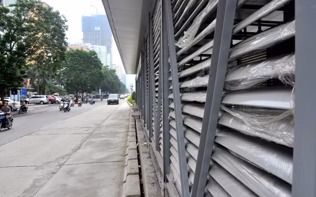 Nhà chờ hiện đại này còn được ốp vách kính cường lực, đáp ứng lưu lượng khách lớn, bảo đảm an toàn, tiện nghi cho khách đi xe, phù hợp đặc thù giao thông trên các tuyến phố Hà Nội. Nhà chờ hiện đại này còn được ốp vách kính cường lực, đáp ứng lưu lượng khách lớn, bảo đảm an toàn, tiện nghi cho khách đi xe, phù hợp đặc thù giao thông trên các tuyến phố Hà Nội.