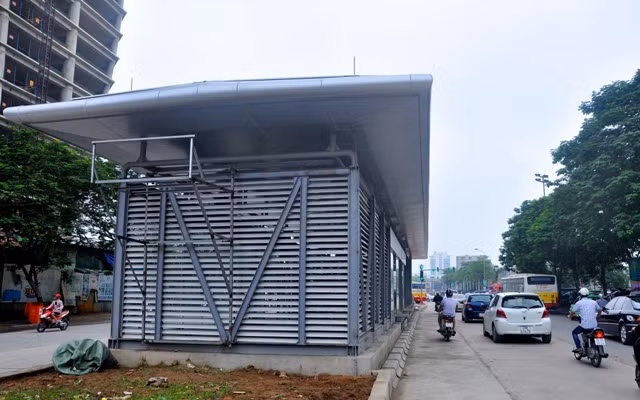 Toàn bộ kiến trúc công trình nhà chờ được thiết kế hiện đại, khung mái và cột bằng kết cấu thép, hình thức đơn giản, hài hòa kiến trúc của tuyến giao thông của Thủ đô. Toàn bộ kiến trúc công trình nhà chờ được thiết kế hiện đại, khung mái và cột bằng kết cấu thép, hình thức đơn giản, hài hòa kiến trúc của tuyến giao thông của Thủ đô.