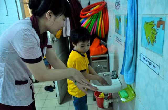 Học sinh mầm non sẽ được các cô giáo hướng dẫn tự vệ sinh cá nhân sạch sẽ để phòng bệnh.