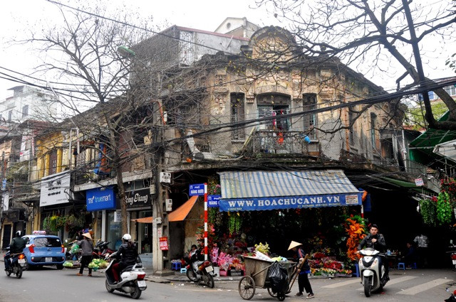 Theo thời gian, những con phố với những ngôi nhà cổ dần dần xấu đi bởi sự xuống cấp và việc trùng tu không được tốt.