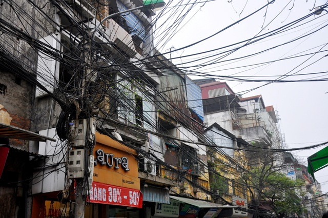 Hệ thống dây điện, cáp… càng làm cho những ngôi nhà trở nên “nhức mắt” hơn với khách du lịch.