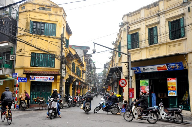 Những nhà cổ này chủ yếu được dựng vào thế kỉ XVIII - XIX và có kiến trúc kiểu nhà ống, mái ngói nghiêng, mặt tiền là cửa hàng buôn bán thò thụt không đều. (Ảnh chụp phố Tạ Hiện)