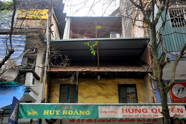 Cùng với sự xuống cấp, việc trùng tu ngôi nhà cổ không đúng cách làm cho ngôi nhà biến dạng. Trong ảnh là ngôi nhà cổ trên phố Thuốc Bắc có tới 2 mái che.