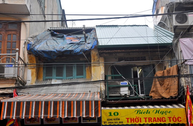 Sự nhếch nhác, lôm côm là cái mà ai cũng nhìn thấy từ những ngôi nhà cổ này.