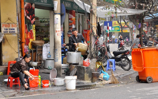 Do điều kiện sống chật chội, thiếu thốn nên việc đưa bếp, nấu nướng kinh doanh ở vỉa hè càng làm cho hình ảnh phố cổ nhếch nhác hơn.