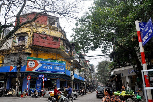 Những chuồng chim, lồng kính, biển quảng cáo thi nhau đua ra mặt đường.