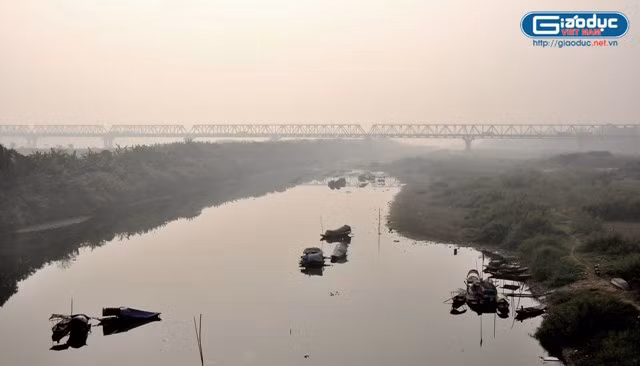Xóm chài dưới chân cầu Long Biên. Xóm chài dưới chân cầu Long Biên.