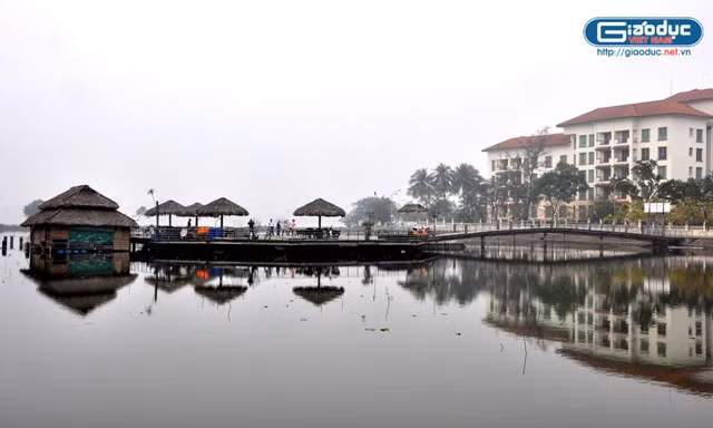 Sương mù bao trùm không gian khiến mọi vật như mờ ảo hơn trong mắt mọi người. Sương mù bao trùm không gian khiến mọi vật như mờ ảo hơn trong mắt mọi người.