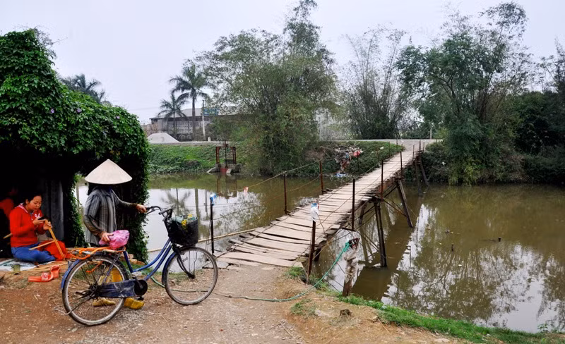 Để có tiền sửa chữa, người qua cầu phải nộp phí 2000 đồng/ xe máy; 1000 đồng/ xe đạp; đi bộ là 500 đồng/ người.