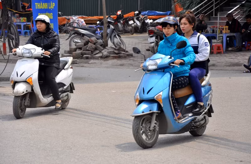 Bên cạnh đó, những bậc phụ huynh đến trường đón các em học sinh cũng cố tình để con em mình không chấp hành luật an toàn giao thông.