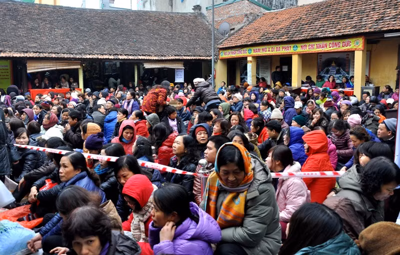 Từ đầu giờ chiều ngày 14 tháng Giêng âm lịch, người người từ khắp mọi nơi đã về chùa Phúc Khánh để ngồi giữ chỗ đợi tới giờ làm lễ.