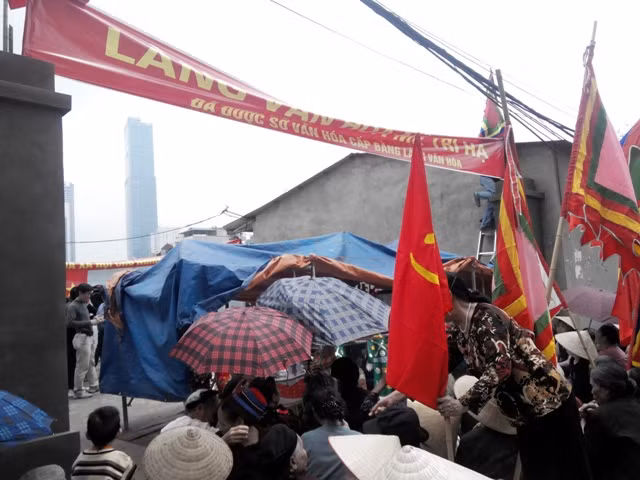 Căng biển làng văn hóa trước đường đi vào miếu Bàn Thổ