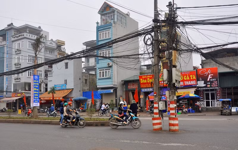 Cột điện không chỉ nằm giữa đường mà còn nằm giữa các ngã ba nơi mà người tham gia giao thông vừa quan sát sang đường vừa phải lách xe qua cột điện. Cột điện không chỉ nằm giữa đường mà còn nằm giữa các ngã ba nơi mà người tham gia giao thông vừa quan sát sang đường vừa phải lách xe qua cột điện.