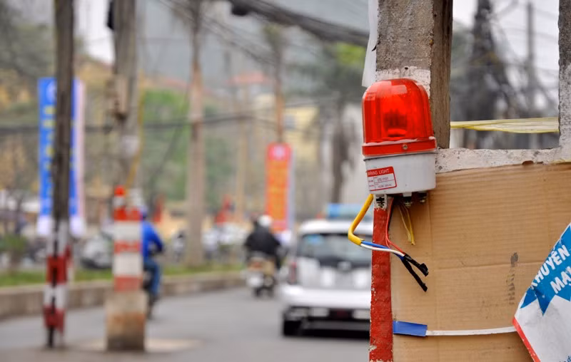 Liệu những đèn báo tín hiệu này có đảm bảo an toàn cho các phương tiện lưu thông qua đây? Liệu những đèn báo tín hiệu này có đảm bảo an toàn cho các phương tiện lưu thông qua đây?