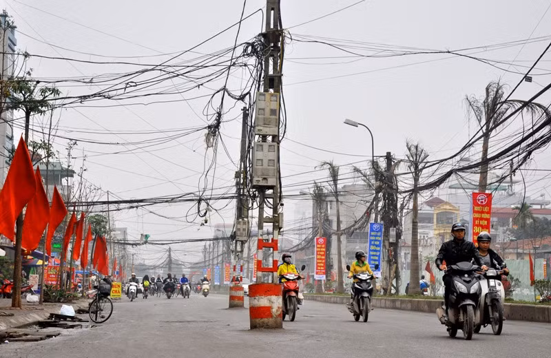 Mặt đường rộng hàng chục mét nhưng người đi đường phải cảnh giác cao độ với hàng chục cây cột điện mọc giữa đường nếu không muốn đâm phải. Mặt đường rộng hàng chục mét nhưng người đi đường phải cảnh giác cao độ với hàng chục cây cột điện mọc giữa đường nếu không muốn đâm phải.