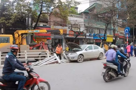 Chiếc ô tô bị mất lái lao lên dải phân cách