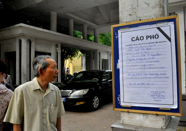 Cáo phó lễ tang nghệ sĩ nhân dân Trịnh Thịnh được gắn ngoài cổng nhà tang lễ - số 5, Trần Thánh Tông, Hà Nội.