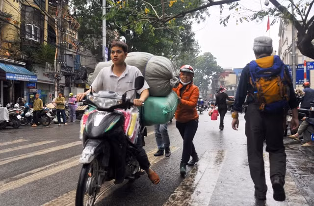Những nỗi vi phạm còn xuất hiện ở những người chở hàng thuê từ chợ Đồng Xuân.