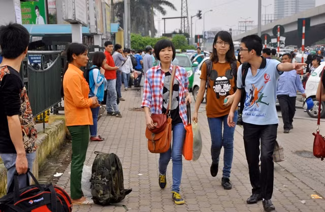 Sinh viên, người công chức, công nhân, lao động tự do… đều đổ ra bến xe để về quê.