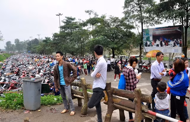 Bãi đỗ xe cũng quá tải dù chưa đúng ngày Giỗ Tổ Hùng Vương…