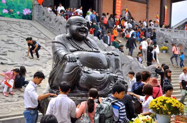 Thắp hương, dâng hương trước tượng quanh chùa Bái Đính.