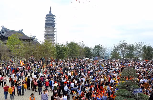 Hàng vạn du khách đổ về chùa Bái Đính trong ngày Lễ hội chùa Bái Đính 2014.