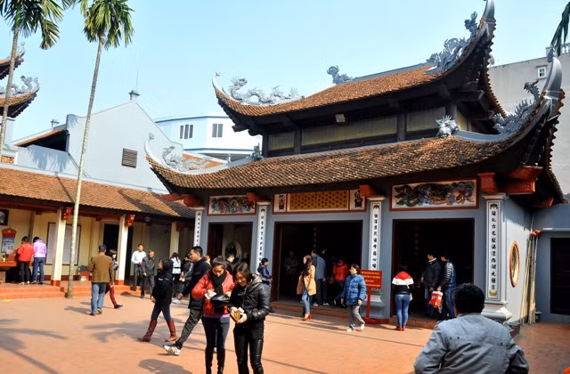 Sau khi dâng hương, lễ tạ, du khách có thể thưởng thức phong cảnh thanh tịnh bên Hồ Tây.