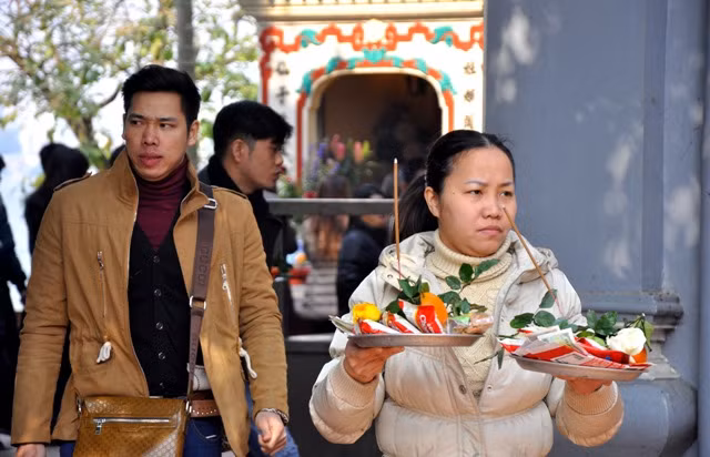 Dù đang phải làm công việc bán hàng dịp cuối năm nhưng chị Nguyễn Thị Hường (Định Công, Hà Nội) vẫn cố gắng đến Phủ lễ tạ.