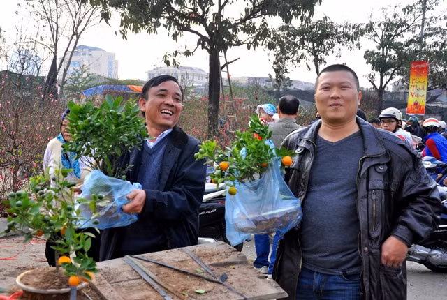 Đi chợ hoa ngày Tết, 2 người đàn ông này tỏ ra rất thích thú khi bắt gặp cây quất mini. Dự định của họ sẽ đặt cây quất này tại bàn làm việc. Đi chợ hoa ngày Tết, 2 người đàn ông này tỏ ra rất thích thú khi bắt gặp cây quất mini. Dự định của họ sẽ đặt cây quất này tại bàn làm việc.