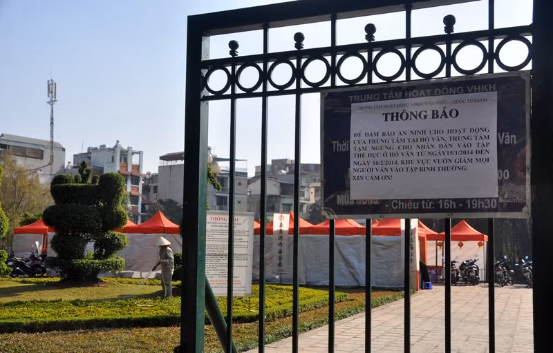 Hiện tại “Phố ông Đồ” 2014 đang hoạt động trong hồ Văn. Mọi hoạt động thể dục, thể thao trong hồ đều phải dừng lại tới ngày 16/2 để đảm bảo cho hoạt động “Phố ông Đồ” được diễn ra an toàn.