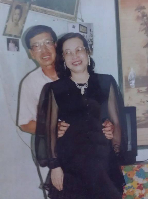 Hai vợ chồng cố NSND Trịnh Thịnh "làm duyên" trước gương.
