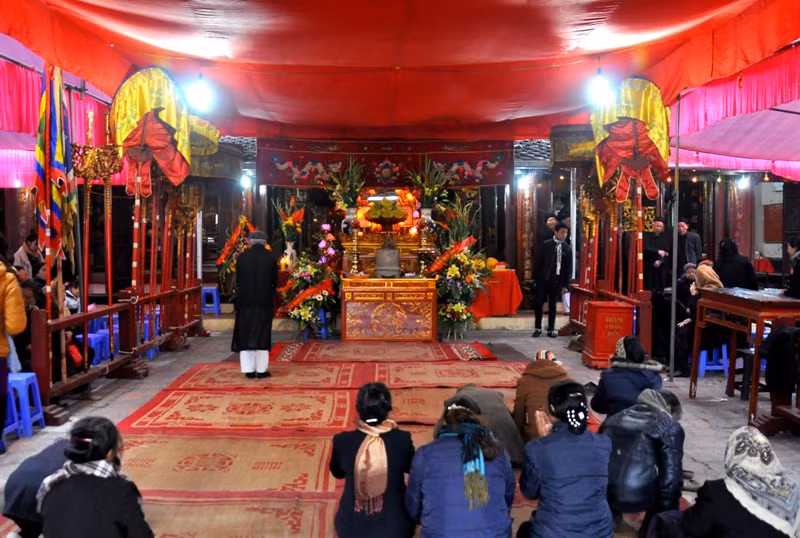 Đúng 12 giờ trưa ngày 12/2 (tức 13 tháng Giêng âm lịch), lễ tế Thành Hoàng làng bắt đầu được thực hiện. Người dân trong làng đến thắp hương khấn vái trong đền làng La Phù.